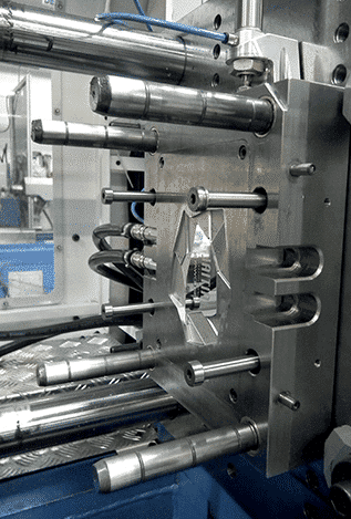 atelier outillage injection plastique moule serie machine presse injecter